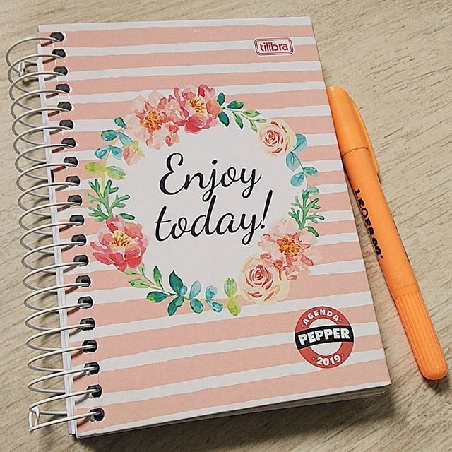 Customizando's tweet photo. Para aproveitar bem todos os dias de 2019 (que oficialmente começa hoje, né?) escolhi essa agenda da @tilibra_oficial "Enjoy Today". Ela vai me acompanhar durante todo esse ano... estou apaixonadinha por essa capa 😊
.
.
.
#customizando #blog #work #enjoytoday #agenda2019 #ag… https://t.co/OTtnlmcMfl