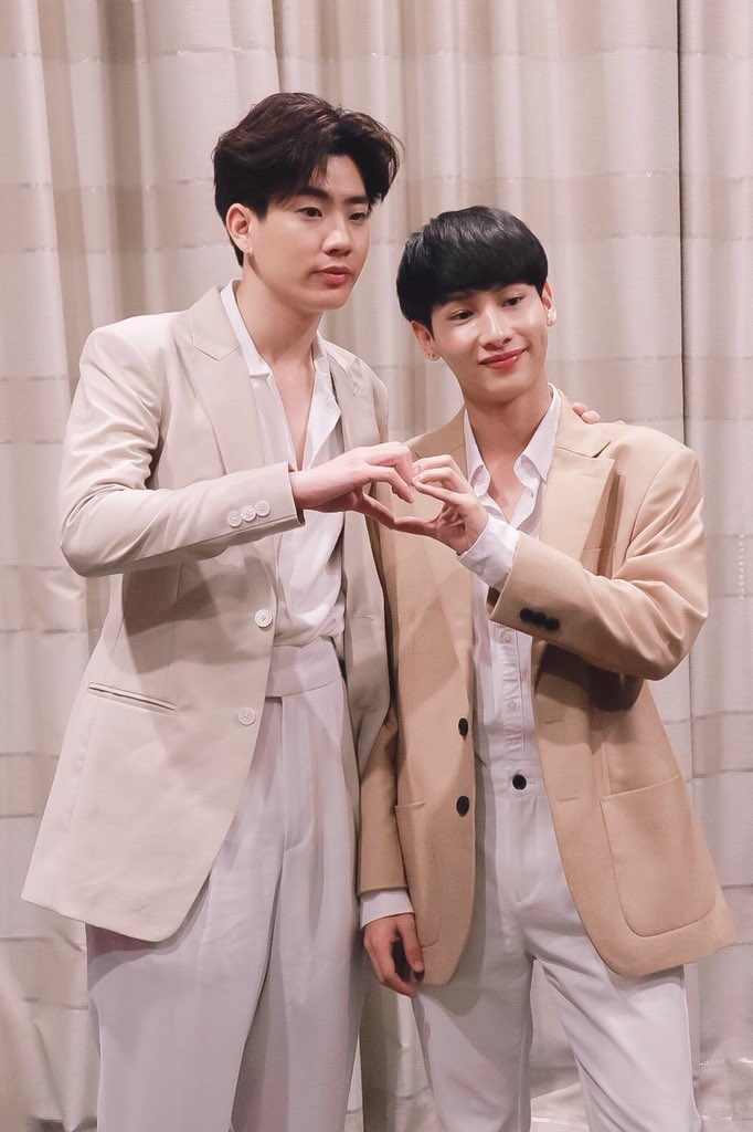 bambiimaterial's tweet photo. ไม่แปลกใจเลยที่เขาทั้งคู่ได้รางวัล #TheBestCoupleAward จากงาน #HoweAwards2018 ดูเอาเถอะค่ะ นี่ขนาดยืนข้างกัน ถ่ายรูปคู่กันยังเคมีดีขนาดนี้ นี่ไม่นับการกระทำตามฐานะ ‘couple’ ใน daily life ด้วยนะจ๊ะ #ออฟกัน ก็คือชนะเลิศจริงๆ 💚🖖🏻 https://t.co/tnqPZs9qV0