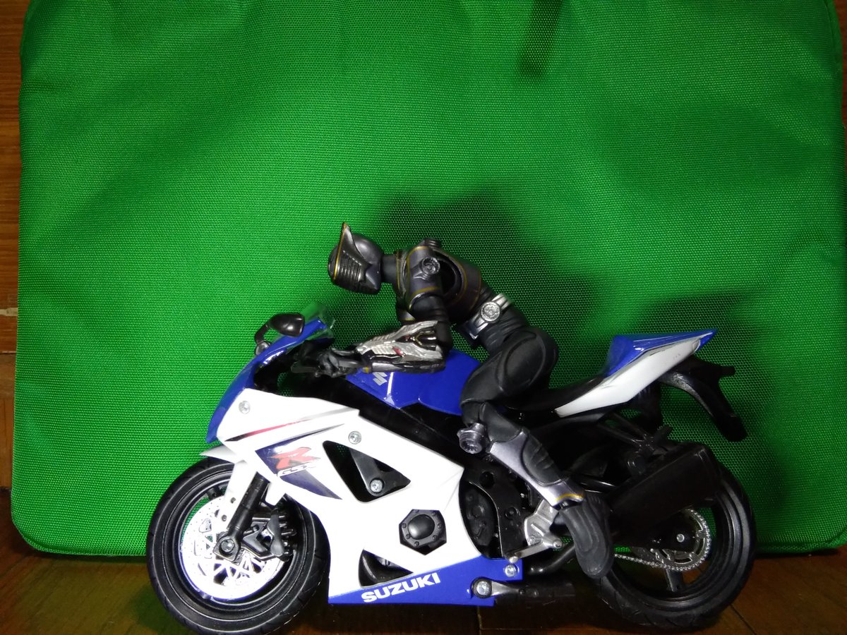 ট ইট র Madron アメリカの仮面ライダーは変身前にこういうバイク の 黒バージョン に乗っている 仮面ライダードラゴンナイト 仮面ライダーオニキス Figma Gsxr1000 バイク