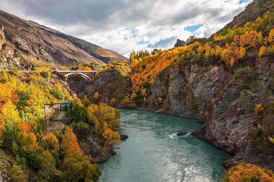 NZFourSeasons's tweet photo. March is about the time when we get to watch #Queenstown transform into a breathtaking palette of golds and reds 🍂 🍁  - attracting photographers and view seekers far and wide. 😍 When is your favorite time to visit Queenstown? #queenstownlive #fourseasonsqueenstown #explorenz https://t.co/u3JU7wBv50