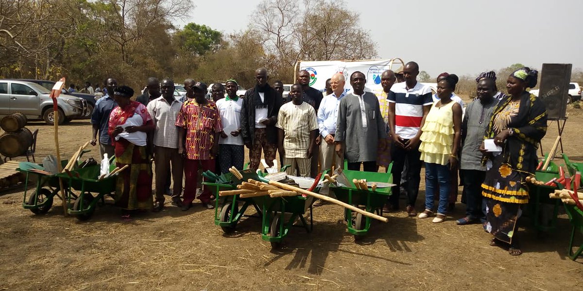WorldWaternet's tweet photo. Nine Burkinabe villages alongside the Kou river bank battle for who wins the title 'best bank protection committee' in the River Kou Reforestation Contest! #BlueDeal #FasoKoom #riverbankprotection #Reforestation
https://t.co/U4bkvJ3WzV https://t.co/pKejuMW8xQ