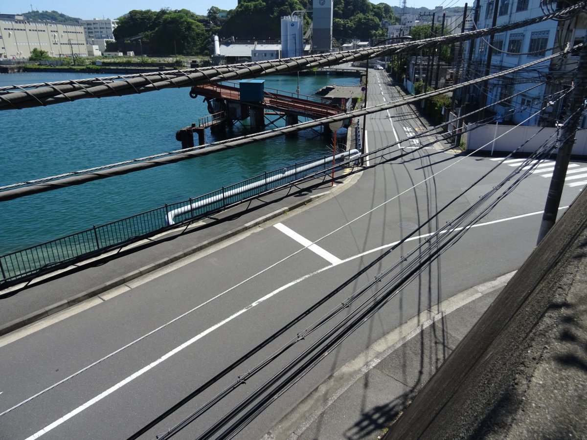 maruzo0717's tweet photo. 洋泉社「昭和メカゴジラ鋼鉄図鑑」の発売を記念して、『メカゴジラの逆襲』ロケ地@横須賀。
撮影地点は、横須賀市立田浦中学校付近です。 https://t.co/CrAuJA3Y04
