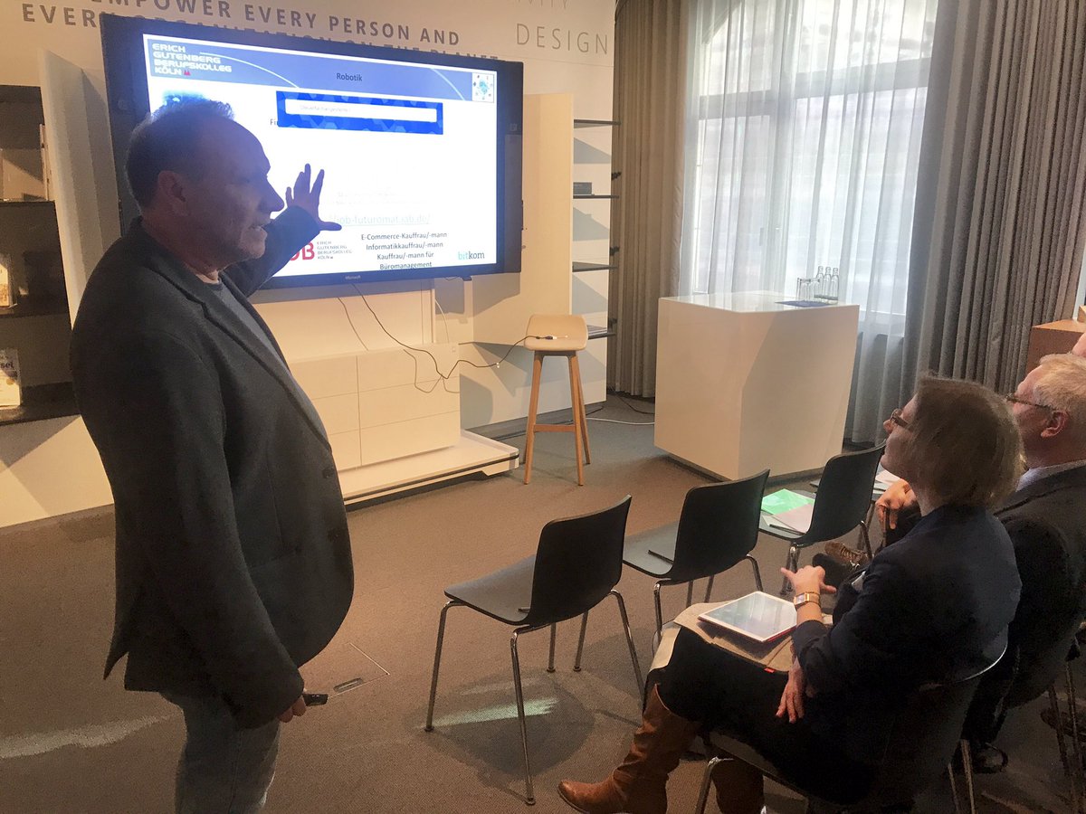 Bitkom_Bildung's tweet photo. Detlef Steppuhn stellt Projekt #myeWorld vor. 100% der Tätigkeiten eines Steuerfachangestellten können durch Roboter ersetzt werden, trotzdem ist es der größte Ausbildungsgang am @EGBKoeln! Berufe verändern sich, darauf muss auch Schule vorbereiten. #smartschool https://t.co/0kOX3WwwXz