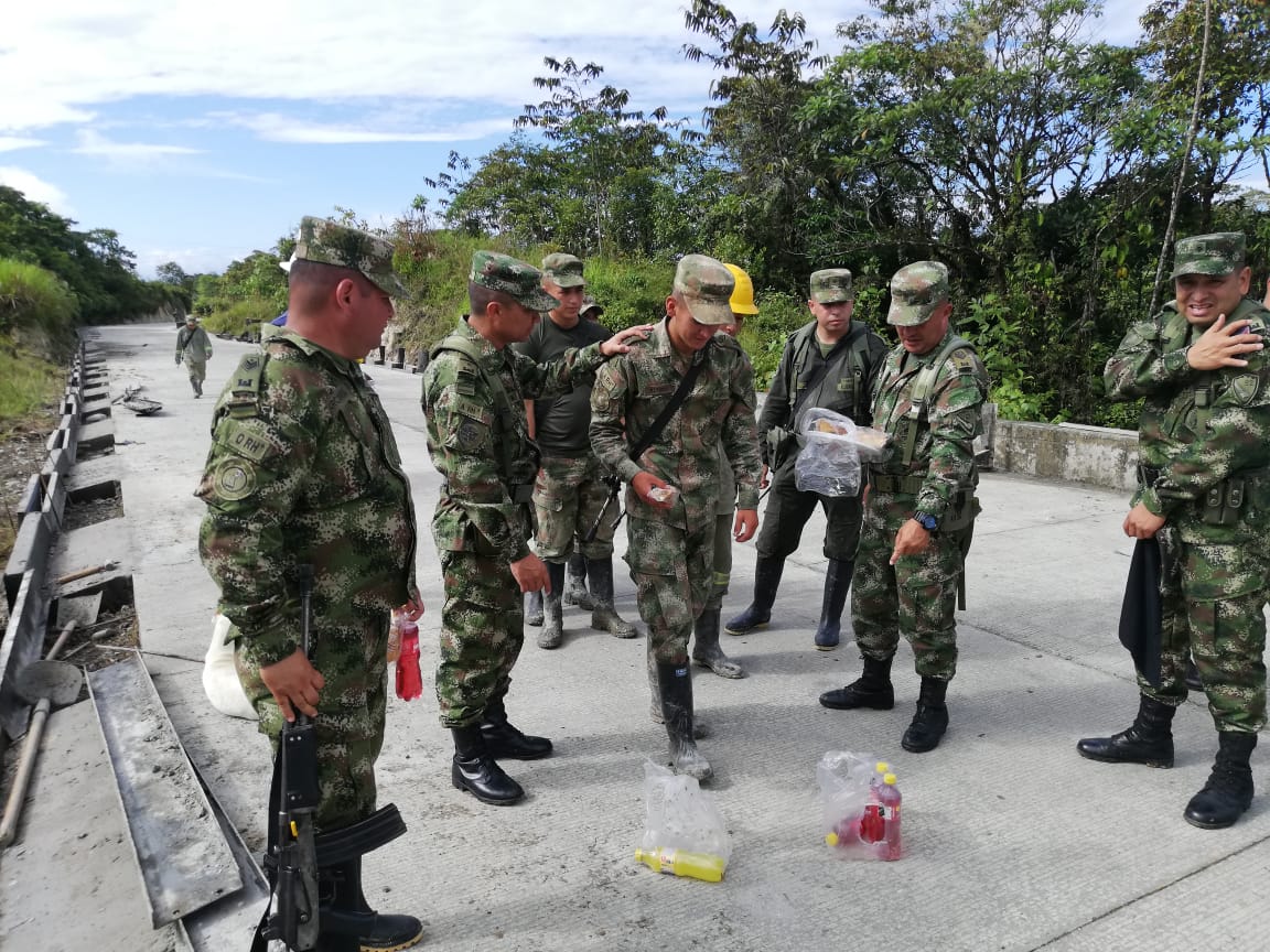 Ingenieros_EJC's tweet photo. Los #HéroesBicentenarios de @ingenieros_EJC #BICON52 de los frentes de obra en la Vereda Carcuel, Barbacoas #Nariño, reciben la visita del señor Oficial de Operaciones de la #BRCON, como parte de las actividades de fortalecimiento institucional y moral del personal. https://t.co/bK1SslxGM2