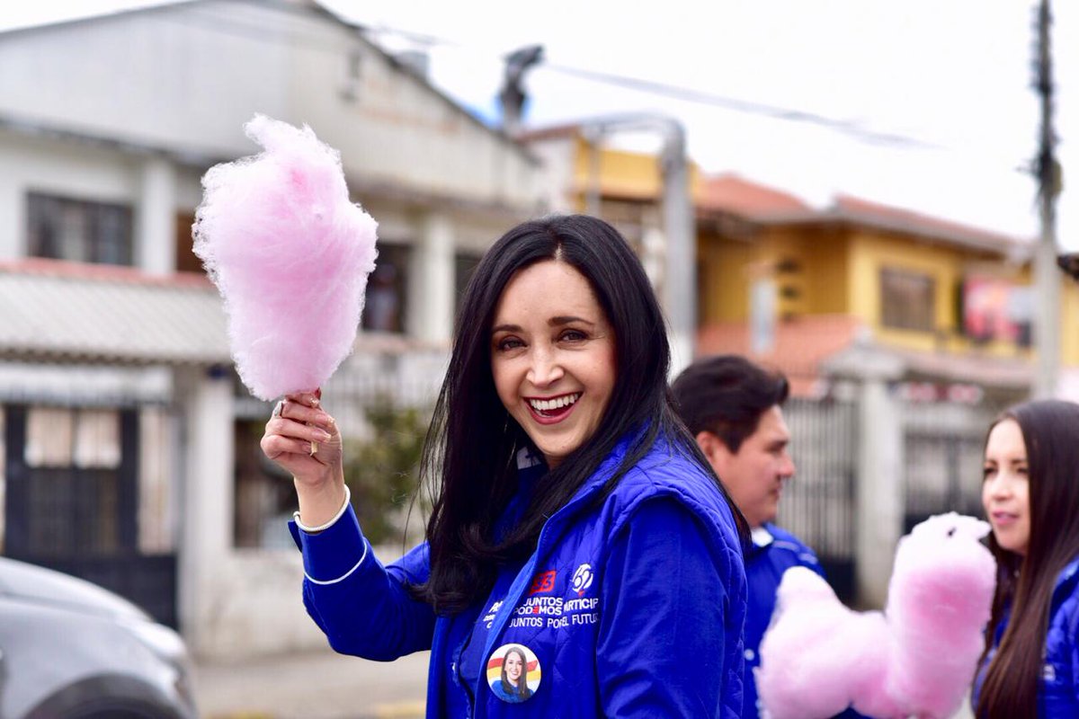 DoraOrdonezC's tweet photo. Cada salida es la oportunidad de estar cerca y conocer las necesidades de la gente. Nos encontramos en #Totoracocha conversando en el barrio, con los comerciantes, vecinos y transeúntes. Seguimos llevando el mensaje de optimismo y cambio. #PlanCiudad construido con la gente https://t.co/1A16b97zYh