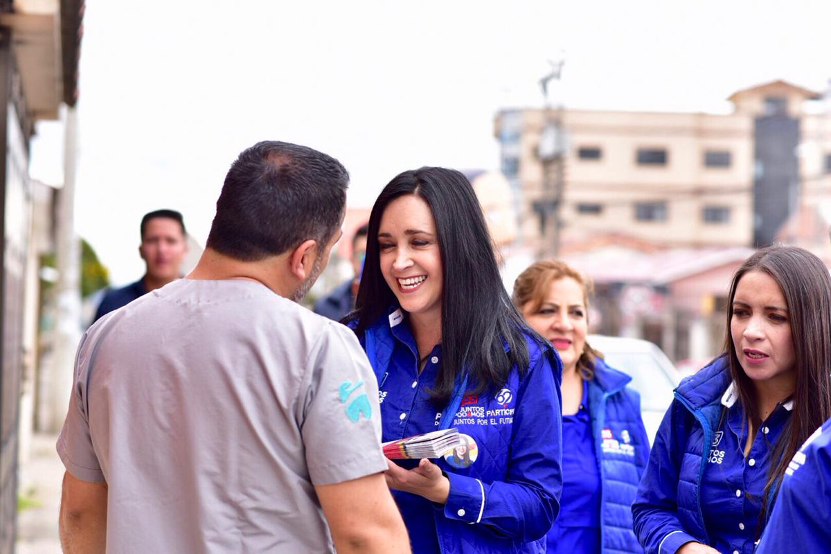 DoraOrdonezC's tweet photo. Cada salida es la oportunidad de estar cerca y conocer las necesidades de la gente. Nos encontramos en #Totoracocha conversando en el barrio, con los comerciantes, vecinos y transeúntes. Seguimos llevando el mensaje de optimismo y cambio. #PlanCiudad construido con la gente https://t.co/1A16b97zYh