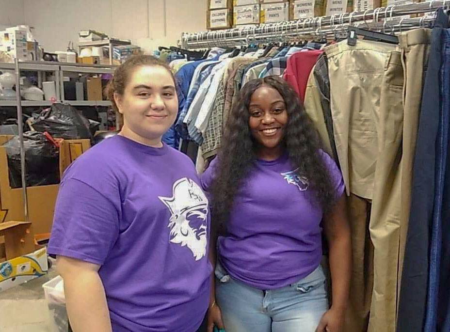 FSWCollege's tweet photo. #FSWStudents volunteered at the Fabulous Finds Re-Sale Shop earlier this month. They sorted donated items for sale at the store, which gives 100% of its net proceeds to the Charlotte County Homeless Coalition. #FSWServes https://t.co/Wf4q2aHpSm
