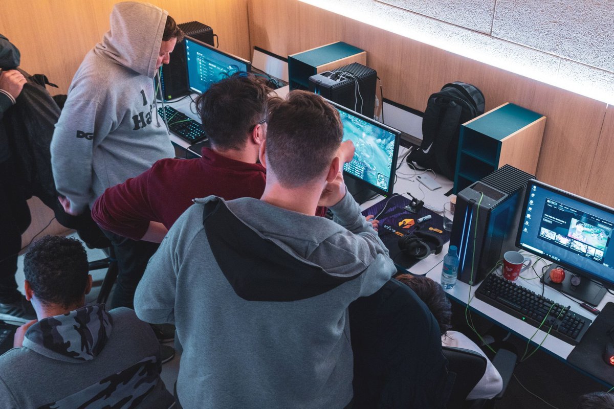 VivoKeyd's tweet photo. No novo vídeo do canal da @Vivobr convidamos o @micaolol e o @professorxd1 para falar como foi o Showmatch contra a @Movistar_Riders e compartilhar o que é pensado pelo time e os jogadores antes de decisões importantes!

🔗 https://t.co/I8cMgiALjk

Eu #VivoKeyd! #Vivo #GoVK https://t.co/V6ebwIARD9