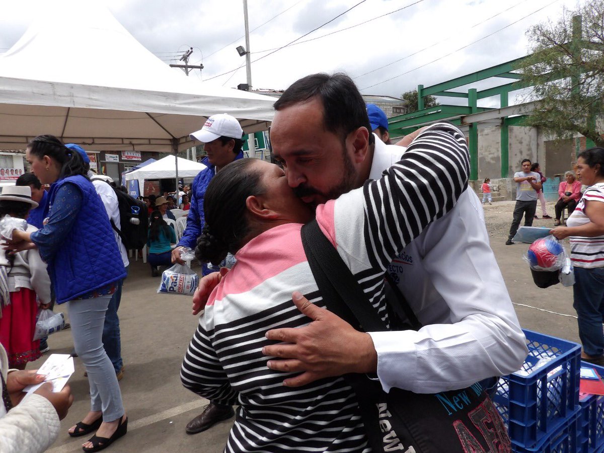 GPalacios62's tweet photo. Agradecemos a nuestra linda gente de #Nulti por recibirnos. Nuestra campaña por el #Azuay es de propuestas.
Seré el Prefecto de la ruralidad y enfocaremos nuestro trabajo al desarrollo productivo de la provincia.
#AzuayCrece #JuntosLoHaremosBien #GeovannyPrefecto 😉👍🏼 https://t.co/L4mWCEFndG