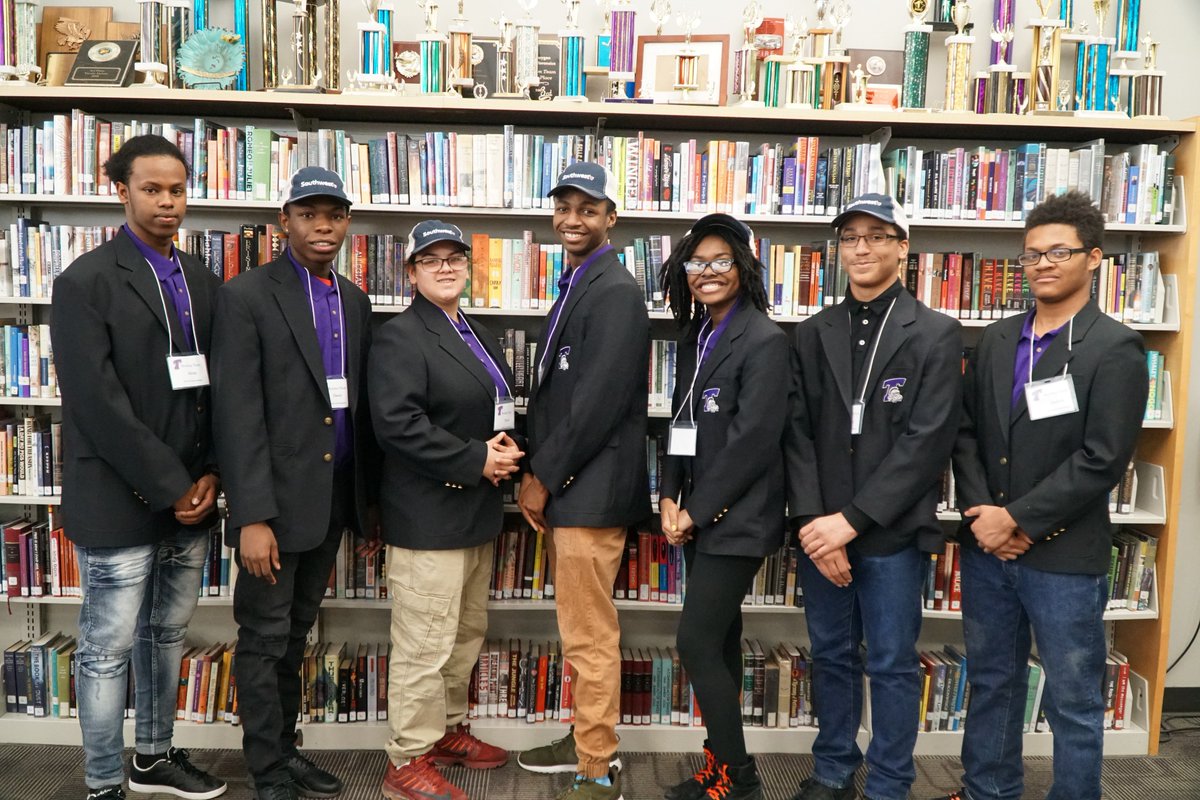 matcmilwaukee's tweet photo. .@gmcmke, #MATC and @MilwaukeeMPS's Bradley Tech High School were awarded a grant by @SouthwestAir to develop a pipeline of prospective students for MATC's #aviation programs to meet #workforce demand in the industry. #techsdothat https://t.co/qoYbIBbSX1