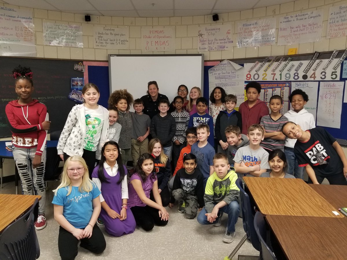 MrsFerrysclass4's tweet photo. @LoweLeopards One of LMPD's finest visiting our 4th graders for Celebrity Reader Day! https://t.co/zw3V1W1ByP