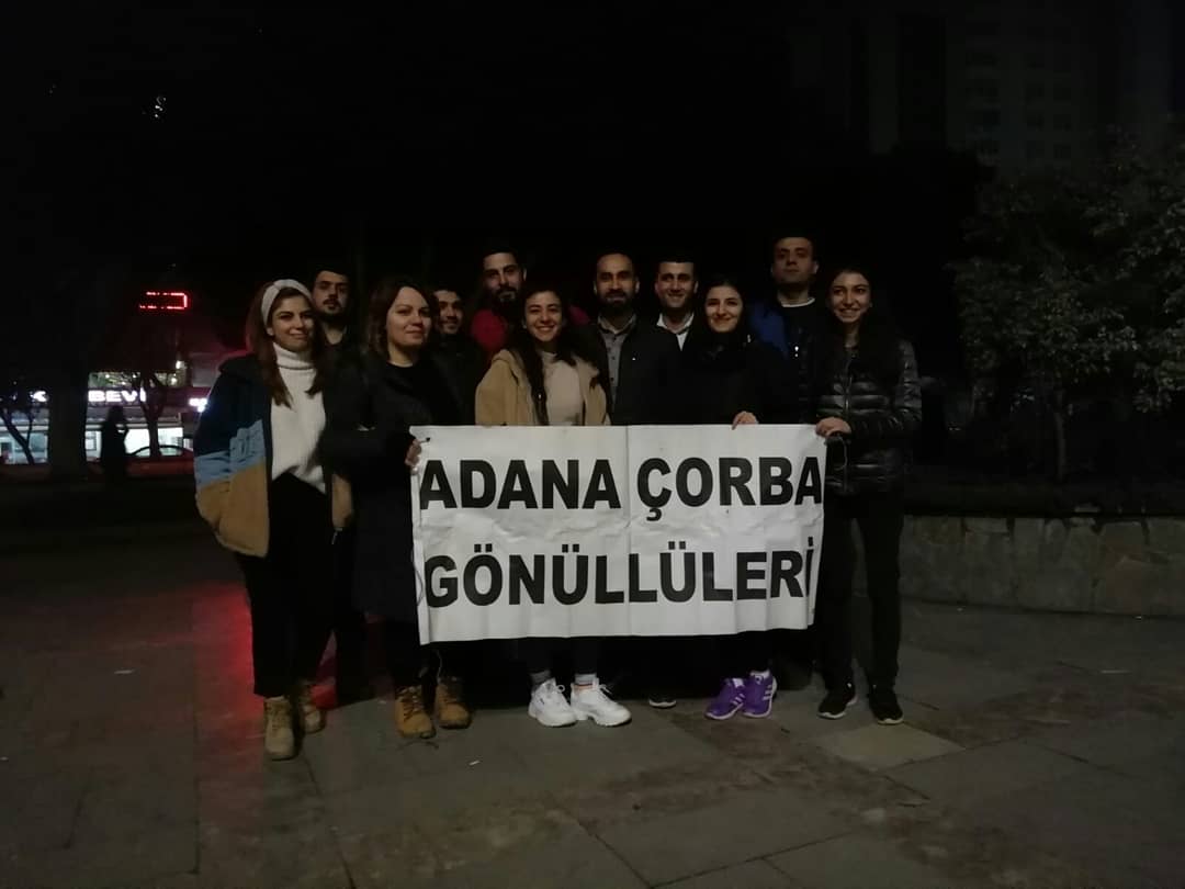 corbagonulluler's tweet photo. Geçtiğimiz 3 hafta neler oldu? Pilav, peynirli pide, tatlı ve ekmek getiren gönüllülerimiz oldu. Çorbamızın pişirimini büyük destekçimiz Keriman Hanım yaptı. Onlarca gönüllü ile yine parkta buluştuk😍 emegi geçen tüm gönüllülere teşekkür ederiz 🌸 Yarın görüşmek dileğiyle 🐣 https://t.co/ONVLzI2OGm