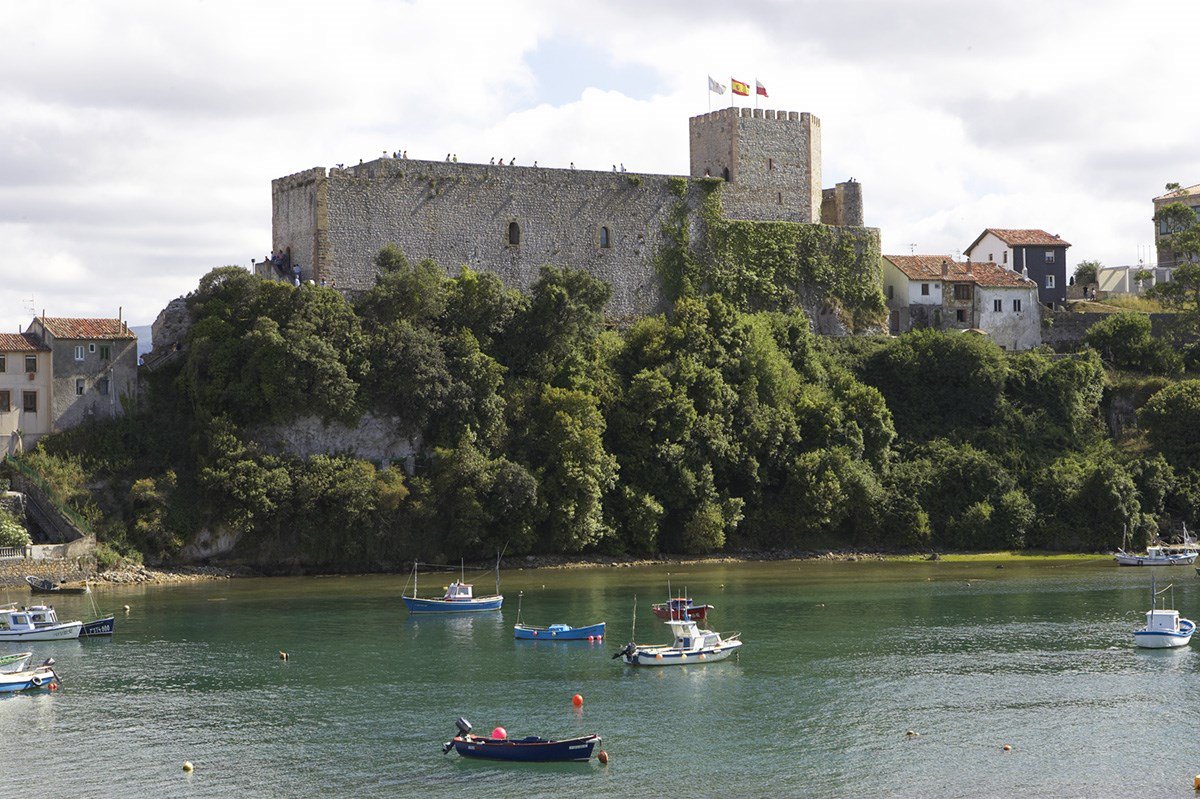 Construcción Castillo de San Vicente de la Barquera dlvr.it/R0dCKG