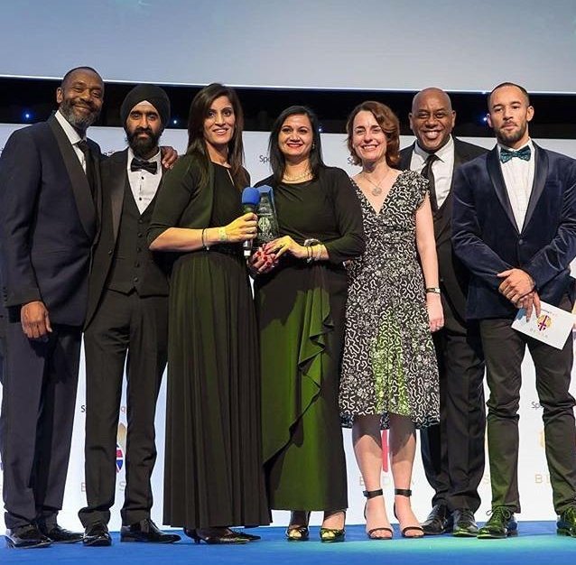 SportingEquals's tweet photo. πΊ WATCH : How Judy Murray is inspiring the next generation of female tennis coaches
Our #TFSERVES volunteer Nari Sohal from #BEDSA2018 winners @SikhWelfare took part in a Tennis Masterclass by @JudyMurray
Full Link β‘οΈhttps://t.co/E38xvgIKx5
#TFSERVES
#BEDSA2019 https://t.co/f096Ly5Qcc