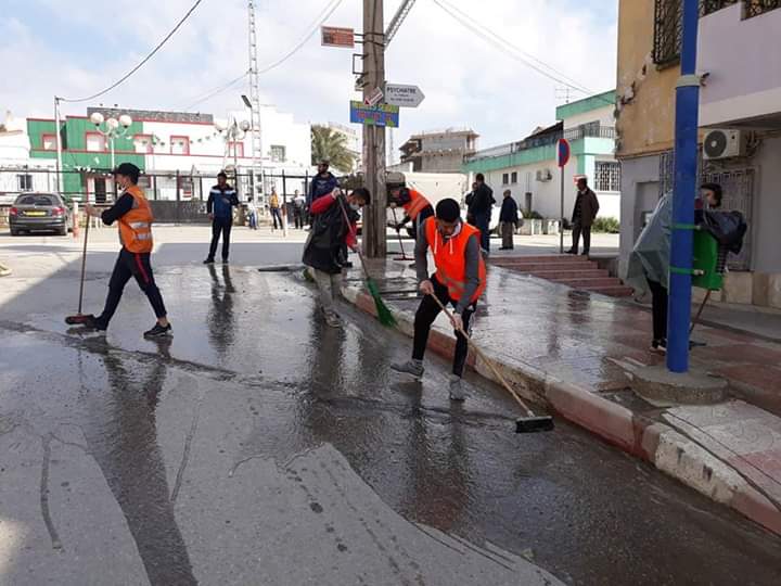 ObservAlgerie's tweet photo. Belle initiative : Les jeunes de #Freha (#Tizi_Ouzou) #nettoient bénévolement les rues de leur village. https://t.co/2lGt0m1qwh