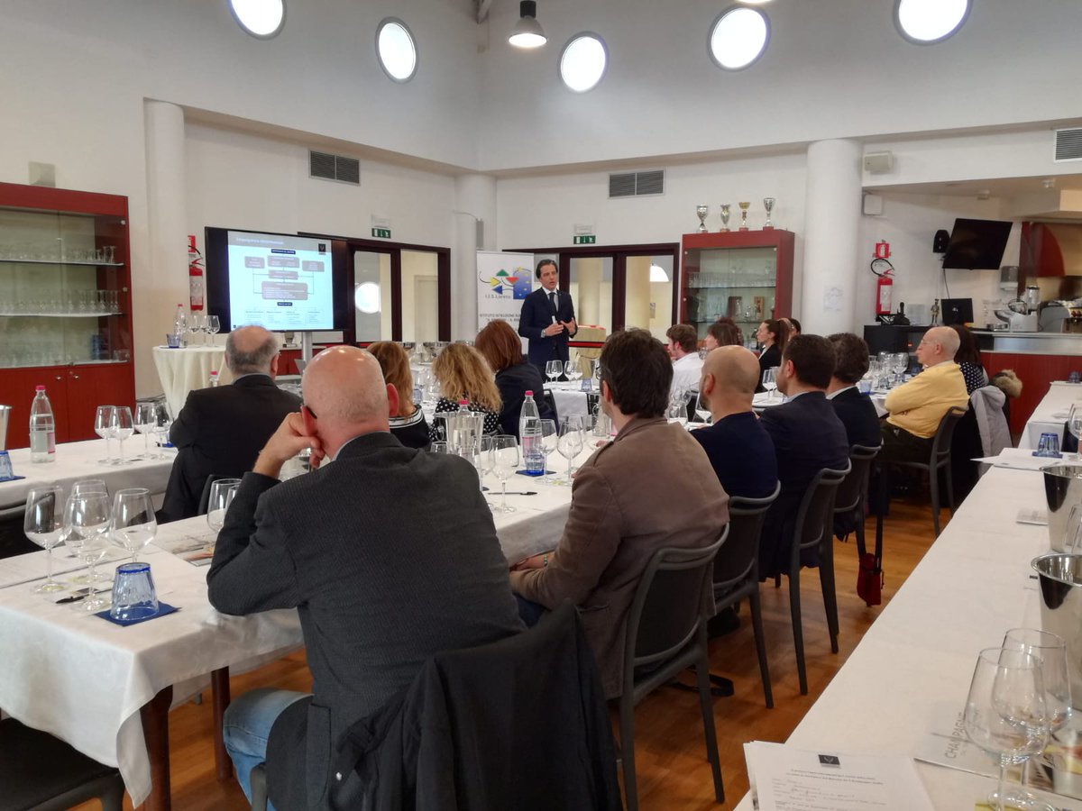 Champagne_IT's tweet photo. Sono stati tantissimi i professori delle #Marche che hanno partecipato alla lezione condotta da Nicola Roni presso l'Istituto Einstein-Nebbia di Loreto per il progetto “La pedagogia dello #Champagne” https://t.co/m7wf8DycpP