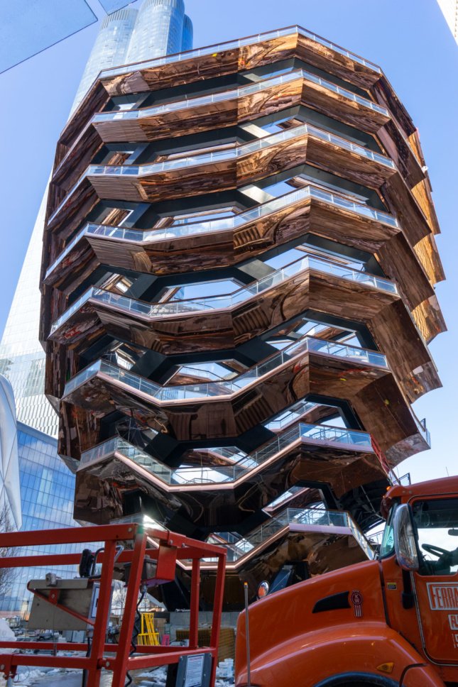 Looking forward to the anticipated Hudson yards project opening this week, a mix of office, residential and retail space. Especially looking forward to the permanent exhibition space by Snarkitecture. We're big fans! ow.ly/YKeH30o01Ft #hudsonyards #architecture #artinretail