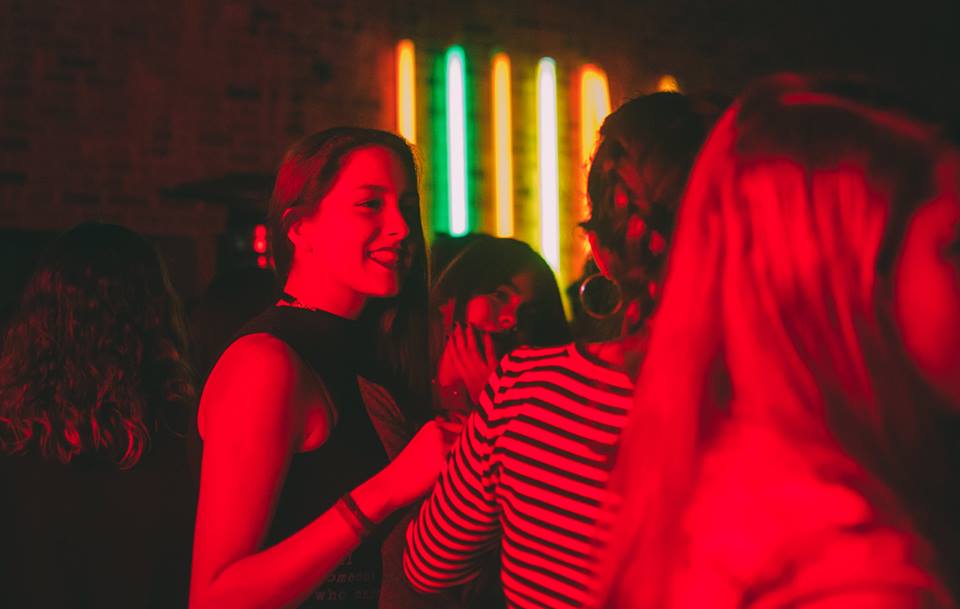 Dave Seaman
Seaman creció escuchando los discos que tenían sus padres en casa, en especial a los Carpenters y a Barry White, pero pronto comenzó a interesarse por el electro de los años 80 (New Order) y la música de baile en general