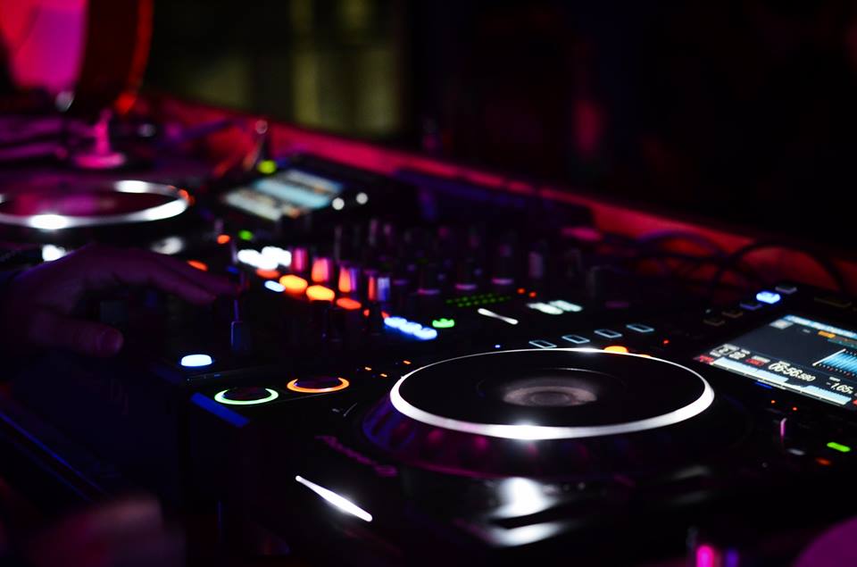 Dave Seaman
Nacido el 29 de abril en Wakefield, Yorkshire, Inglaterra. Seaman es la mitad de los Brothers in Rhythm, un dúo que trabaja tanto en el terreno de la producción como el de las mezclas, pero también ha conseguido gran popularidad como Dj y productor de música house.