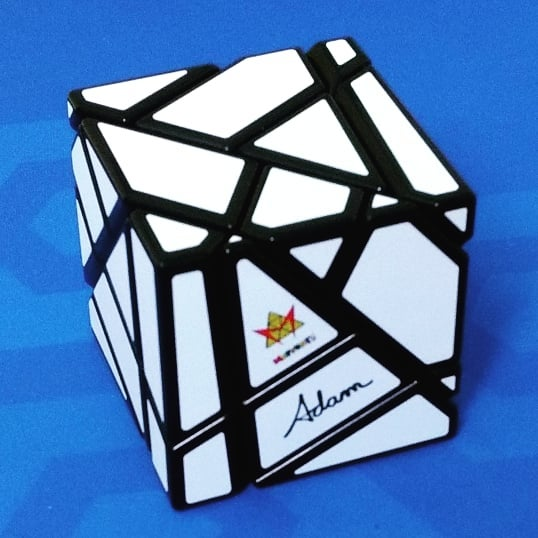 QBAndo_yt's tweet photo. Uno de los clásicos de cualquier colección en una de las configuraciones que más me gustan: negro con pegatinas blancas. Qué puedo estar preparando con este cubo? #mefferts #ghostcube https://t.co/KXH1BlstTv