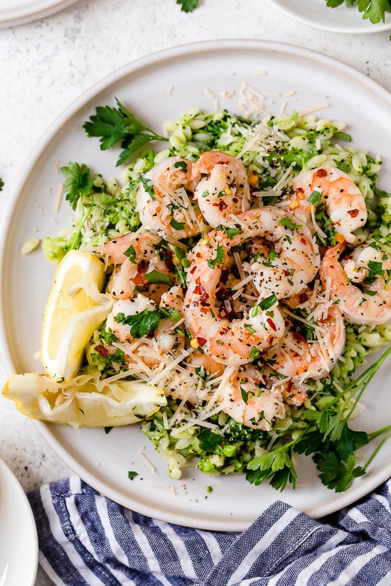 re_eats's tweet image. Shrimp Scampi with Broccoli Orzo | bit.ly/2J6bpya | #7PP #7SP #DinnerRecipes #EggFreeRecipes #ItalianInspiredRecipes #LentenFriendlyRecipes #Recipes #SeafoodRecipes #Spring