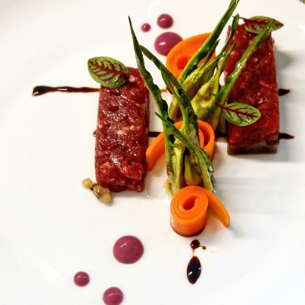 LaConsiglieria's tweet photo. .@landoffacts - 

...anteprima! #ristorante #Anticacasinadicaccia @guideMichelinFR @VilladiPiazzano #Wellington #tartare #astice e per finire #aspic di frutti di bosco! #rotolo #aspassocon #chef #MarcoLeonelli 
#Cortona

@anboemo @Barbaga3Gaetano @ilgastronauta @amazing_italia https://t.co/SdsTi0QavO