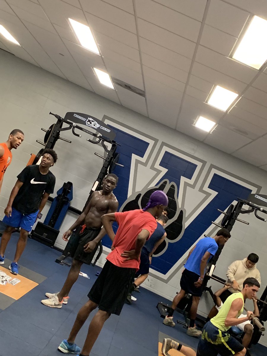 jomaul66's tweet image. Music Loud - Weights Clanking - Spring Break 2019 #Eating #WolvesAtWork 💪🏾🐺💪🏾