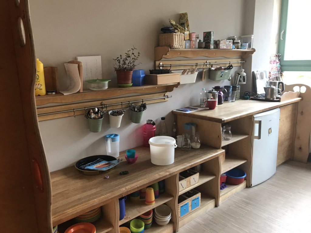marhendrickx's tweet photo. Vanmiddag bijzondere kinderopvang bezocht. Kinderen hoeven hier pas vanaf 6 naar school en soms zelfs vanaf 7. Meeste kinderen gaan vanaf 1 jaar naar kika, vaak voor 5 dagen per week. Heel gewoon. Voor iedereen gratis voor 5 uur per dag. Doelgroepen krijgen rest ook betaald. > https://t.co/kDIoSNIzaw