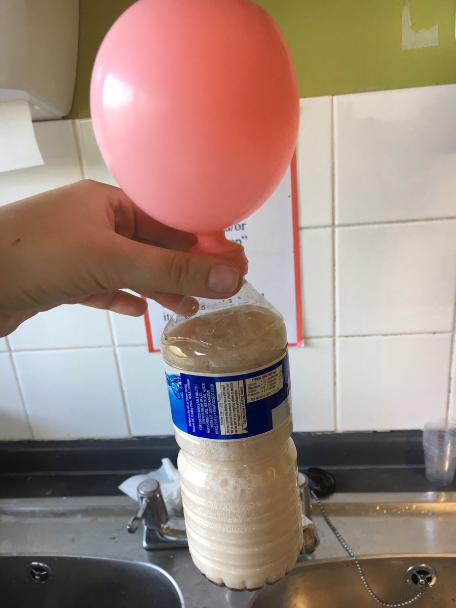 MissHeaton3's tweet photo. Had fun doing our workshop on solids, liquids and gases in science today! Good practical ways to demonstrate them 👩🏼‍🔬 https://t.co/PtmV62xYuo