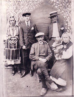 BillNicholov's tweet photo. Anti-#Macedonian @Dimitrov_Nikola sells out #Macedonians from Aegean #Macedonia AGAIN. Nikola,since u're afraid to talk to me, I'll tell u here.There is only ONE kind of Macedonian, an ethnic Macedonian. Your roots are from Egej, so are mine. U're selling out to #Greece. I FIGHT. https://t.co/oLkAJtfXMp