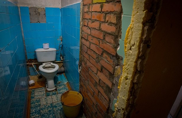 унитазы в старых квартирах. старый туалет в квартире. деревянный сельский туалет. обшарпанная ванная комната. старый туалет в квартире.