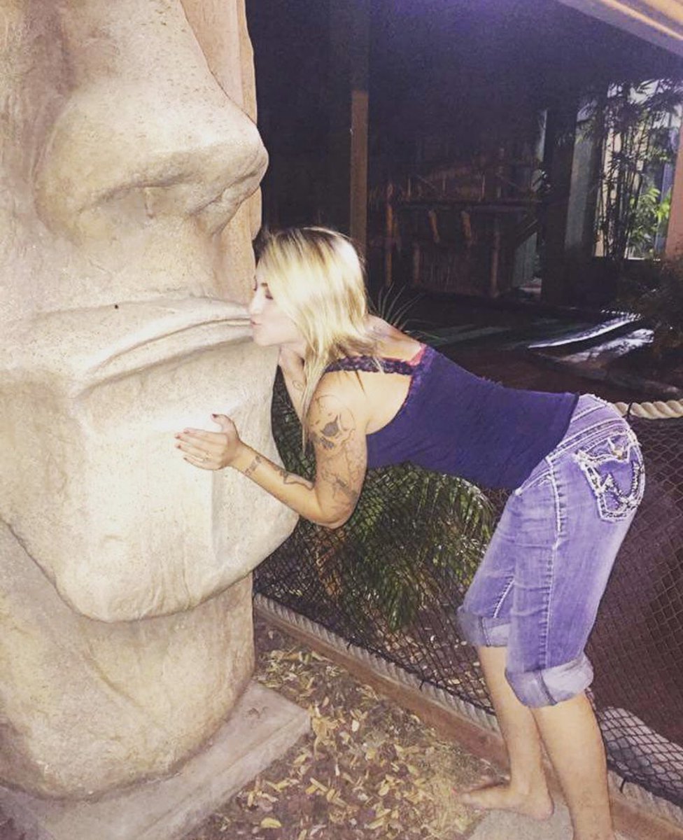 lady_olney's tweet photo. Anyone else missing summer?? I’m not made for this cold weather we’re having in the PNW! #freezing #alwayscold #givemebacksummer https://t.co/oYZzWV5Ku3