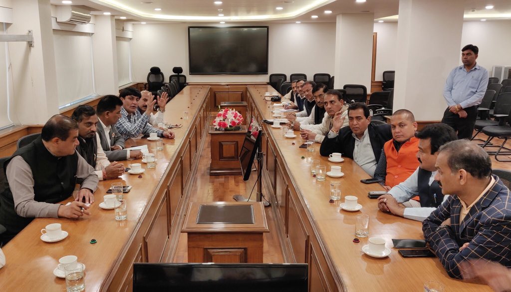 आज अनाधिकृत कॉलोनियों की समस्याओं के विषय में दिल्ली के सभी 14 जिला अध्यक्षों ने प्रदेश अध्यक्ष श्री <a href="/ManojTiwariMP/">Manoj Tiwari</a> जी व संगठन महामंत्री <a href="/siddharthanbjp/">Siddharthan</a> जी के साथ जाकर शहरी विकास मंत्री श्री <a href="/HardeepSPuri/">Hardeep Singh Puri</a> जी से मुलाकात की |