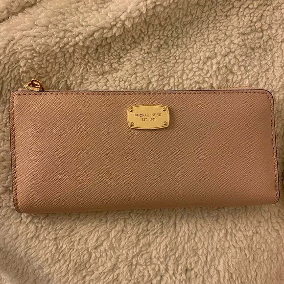 inc_earn's tweet photo. So good I had to share! Check out all the items I'm loving on @Poshmarkapp #poshmark #fashion #style #shopmycloset #marcbymarcjacobs #tedbaker #michaelkors: https://t.co/t49e4UgjE3 https://t.co/cePMYVsFBq