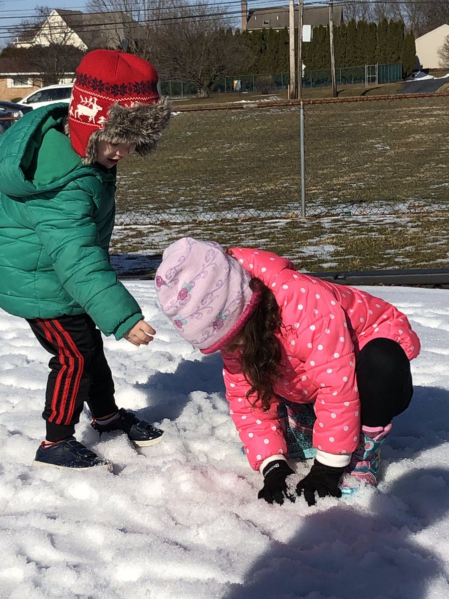 IU20EIPSSuper's tweet photo. The sun is out - Collaboration class out to play with Miss Kellie G in EI @ColonialIU20 https://t.co/hWn8ntAtjw