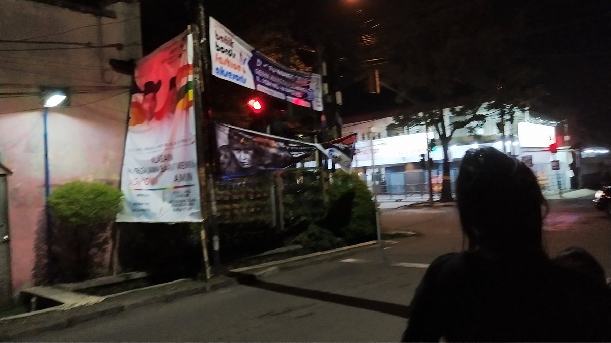 Tolong ditertibkan 3 baligo ini menutupi rambu lampu stopan di jl.sawah kurung 4 - jl.m.ramdan..cik ath nu masang baligo make uteuk asa teu merenah kieu #plisatuheuy!!ditindak segera mang tuman....cc <a href="/OdedMD/">Oded Muhamad Danial</a> <a href="/RadioElshinta/">Radio Elshinta</a> <a href="/Satpolppbdg/">Satpol PP Kota Bandung</a>