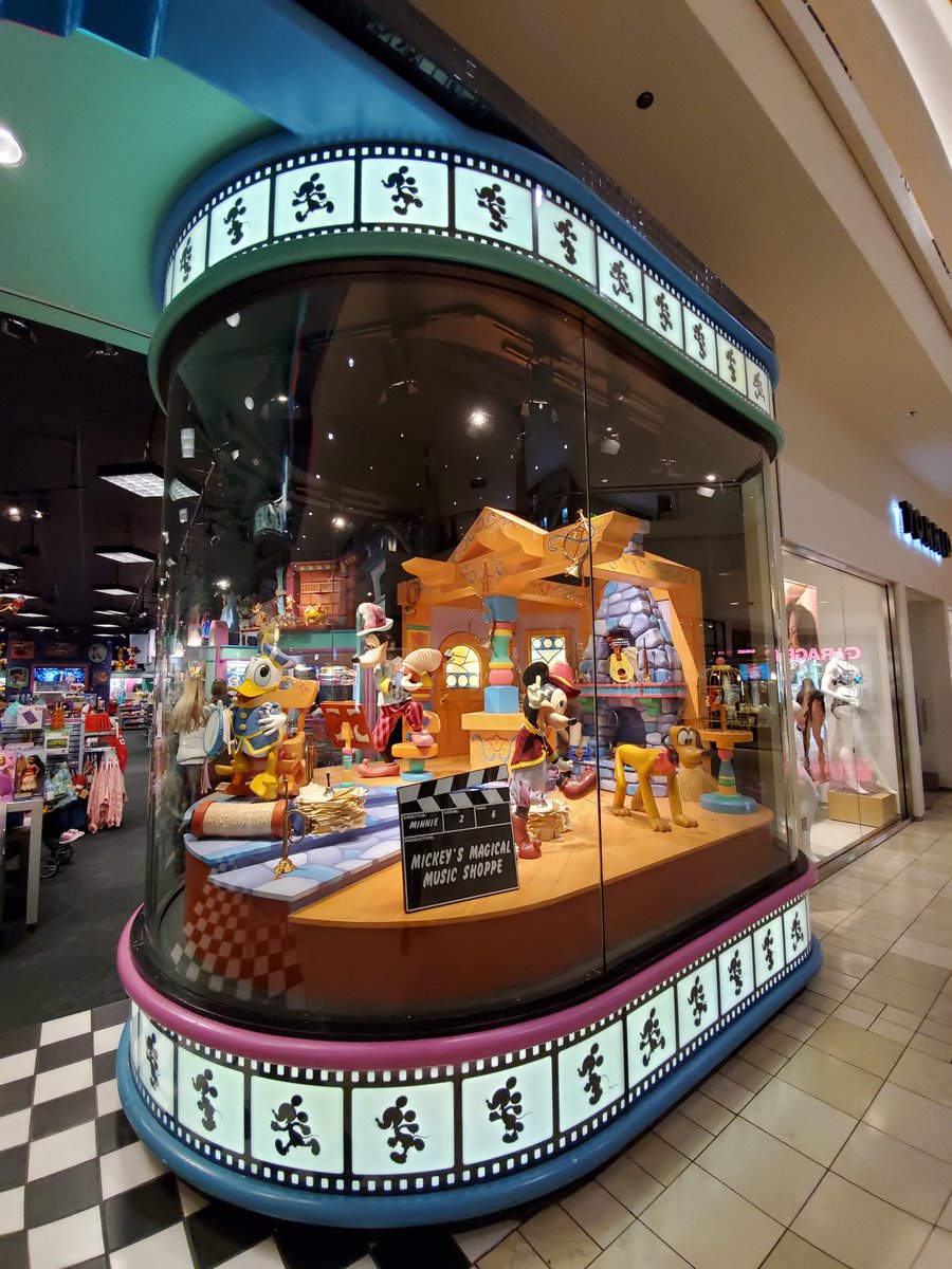【archive】90s Disney Store Clash Miny Top Finally got a chance to go back to the 90s Disney Store at the