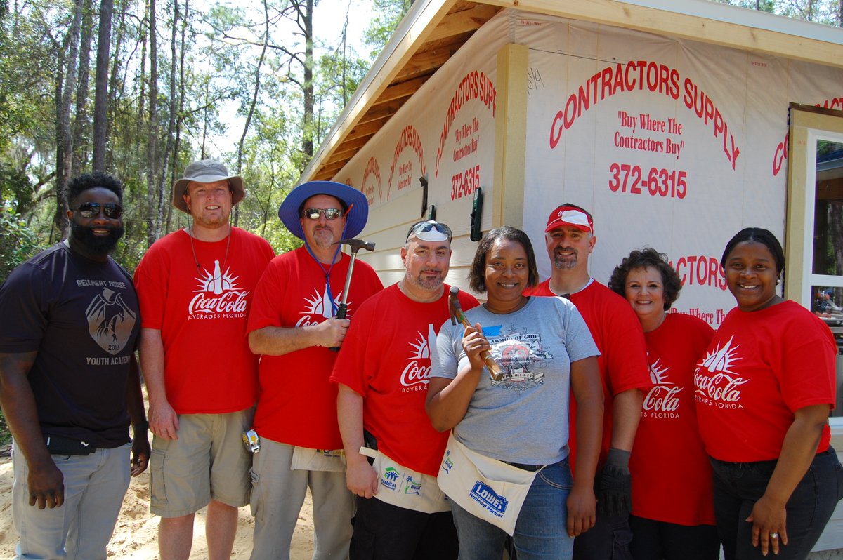 House sponsor @CokeFlorida rocked their team build day on Sat! Great weather set the stage for a fabulous day and the Coca-Cola team, working with future homeowner Ranika, got lots done on the siding! ❤️🏠🔨 #BuildMoreTogether #CokeFlorida #AlachuaHabitat