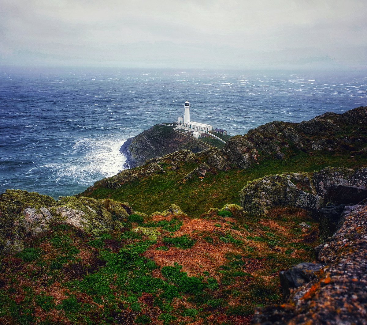 Windy Exploring 🌬🌦 #actinglikeatourist #windyexploring #amazingplaces #amazingviews #myviews #finallygotapic #southstack #southstacklighthouse #Holyhead