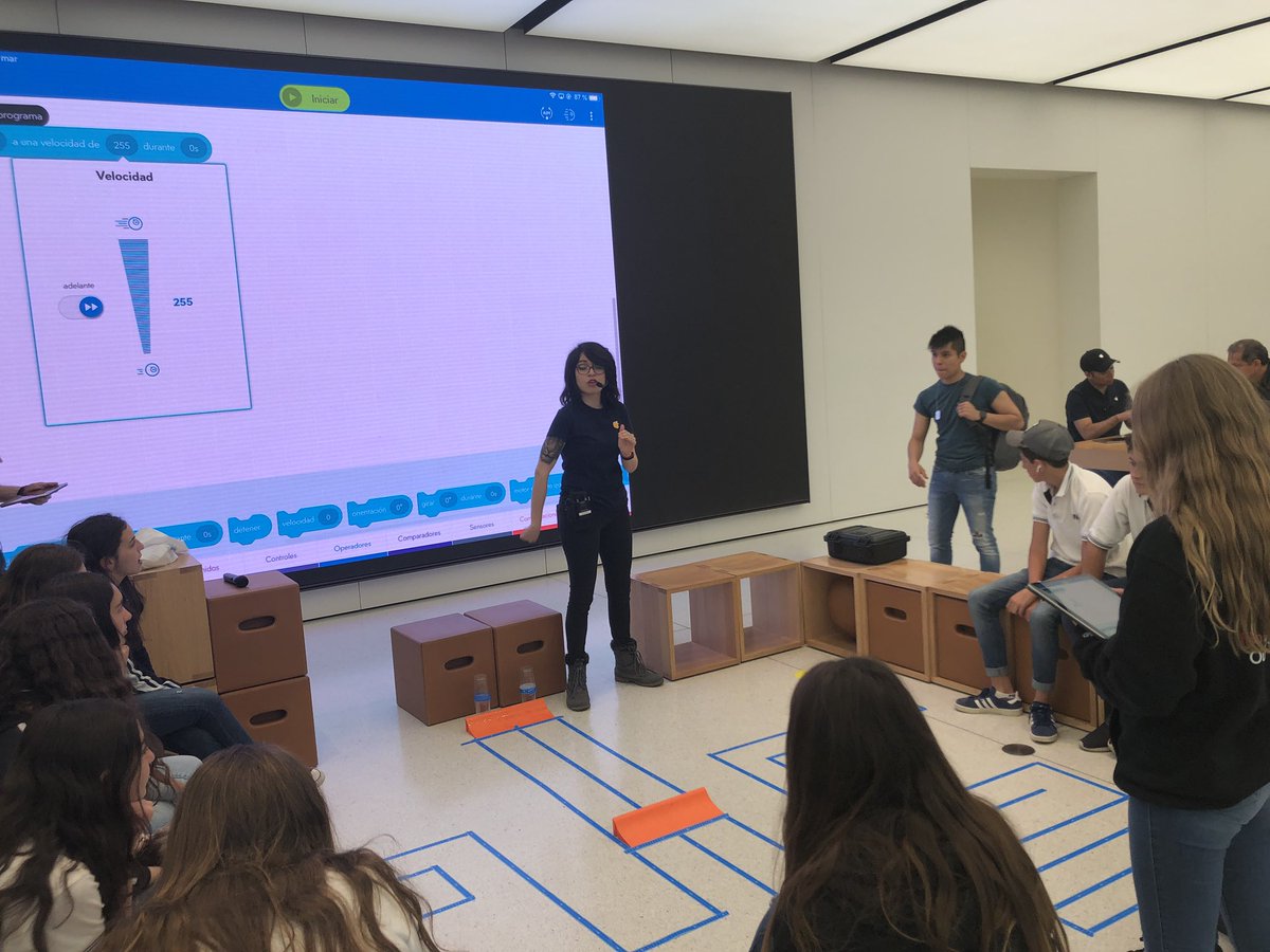 Nuestros alumnos #programando #sphero utilizando herramientas de <a href="/AppleEDU/">Apple Education</a> en #applesantafe <a href="/miguelzapatacla/">Miguelzapataclaveria</a> <a href="/susanamemun/">Susana</a> <a href="/ChmdDigital/">Cultura Digital CHMD</a>