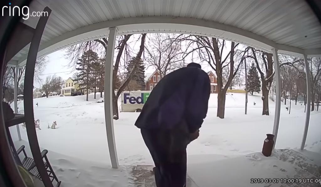 Video shows delivery driver shoveling porch for woman after learning that her husband died of cancer bit.ly/2EUT9SU