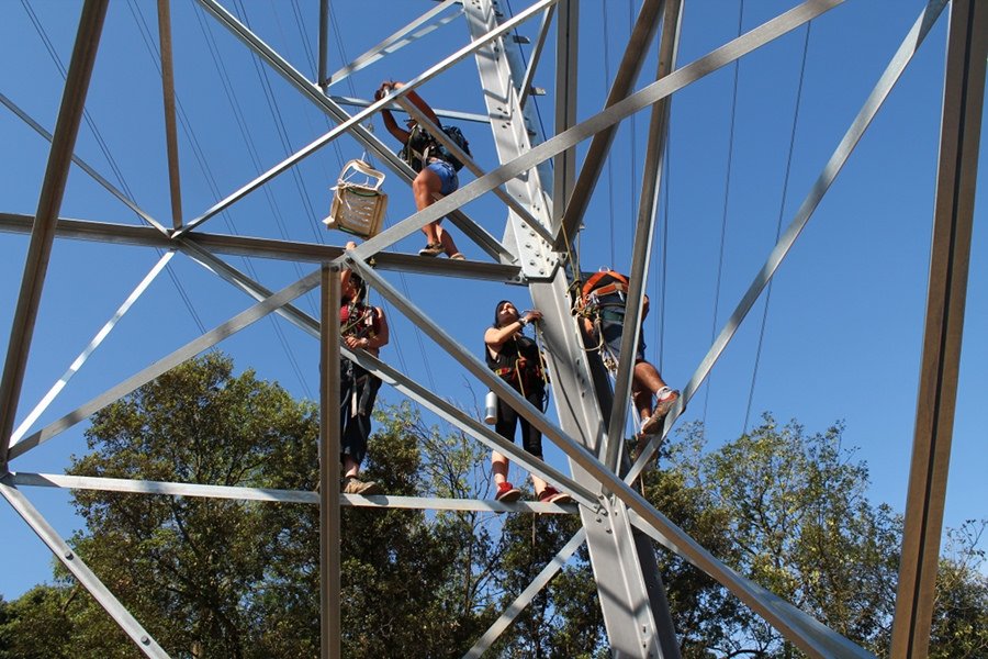 #ÚLTIMAHORA | Un jutjat de Girona ha absolt les activistes de <a href="/noalamatgirona/">No a la MAT Girona</a> que l'any 2014 es van penjar de la torre 64 per protestar contra aquesta línia elèctrica de molt alta tensió. Aquest article de l''<a href="/ARIETcat/">Ariet</a> va explicar els fets: directa.cat/una-accio-de-d…