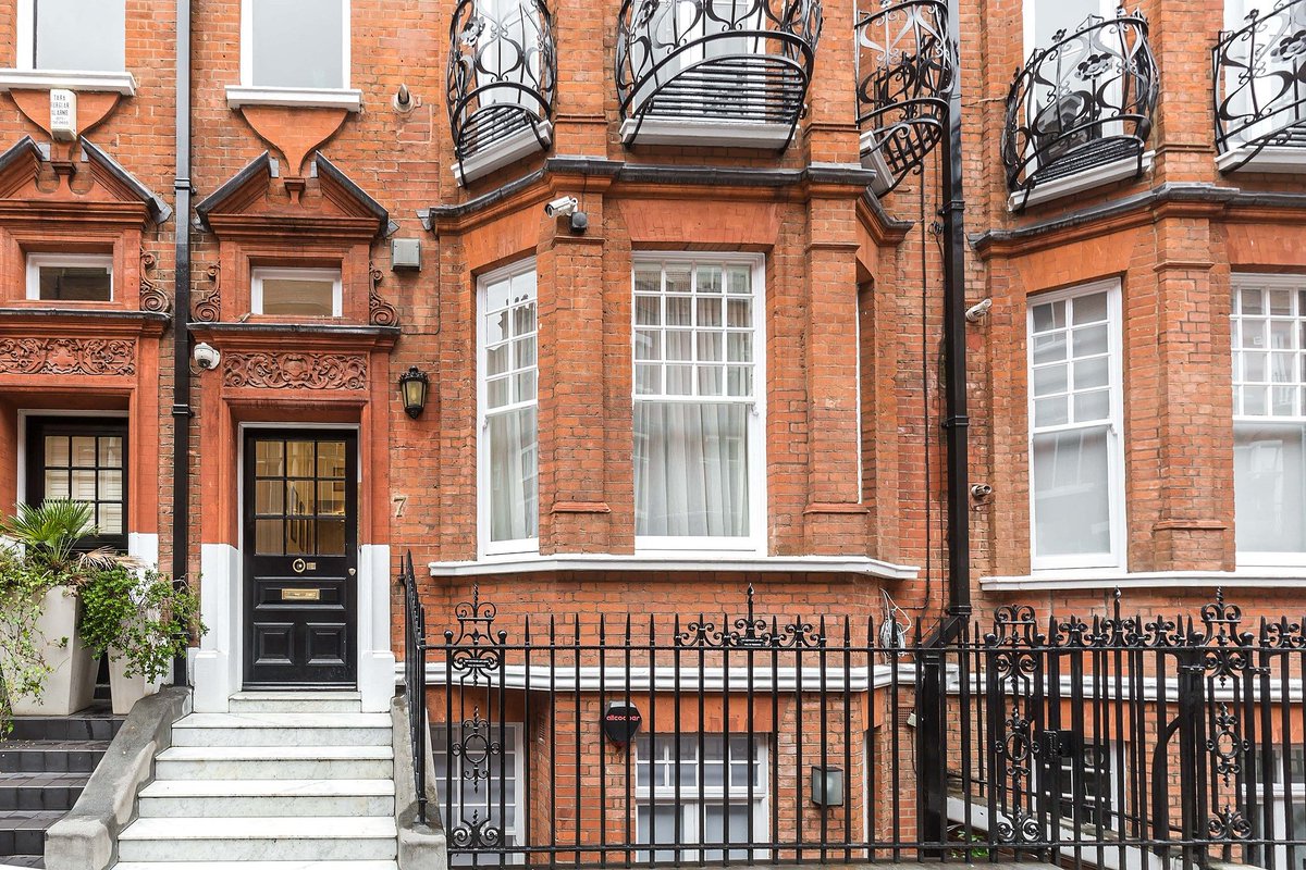 johndwoodandco's tweet photo. Starting off our #infocus week of the spectacular properties in #Chelsea #SloaneSquare and #Belgravia:
A beautifully #refurbished #lowerground floor flat, situated in in close proximity to #SloaneSquare.

#johndwoodandco #chelseainfocus

For more info see: https://t.co/vcJJCikHj4 https://t.co/1fvSHC64Iu