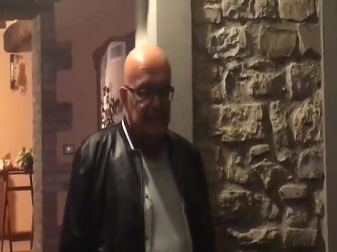 Corriere's tweet photo. Il toccante saluto  di Bucci agli amici in osteria:  «Non so quanto ho da vivere»  https://t.co/bGMa6Sjwd0 https://t.co/WLdOgE3E7L