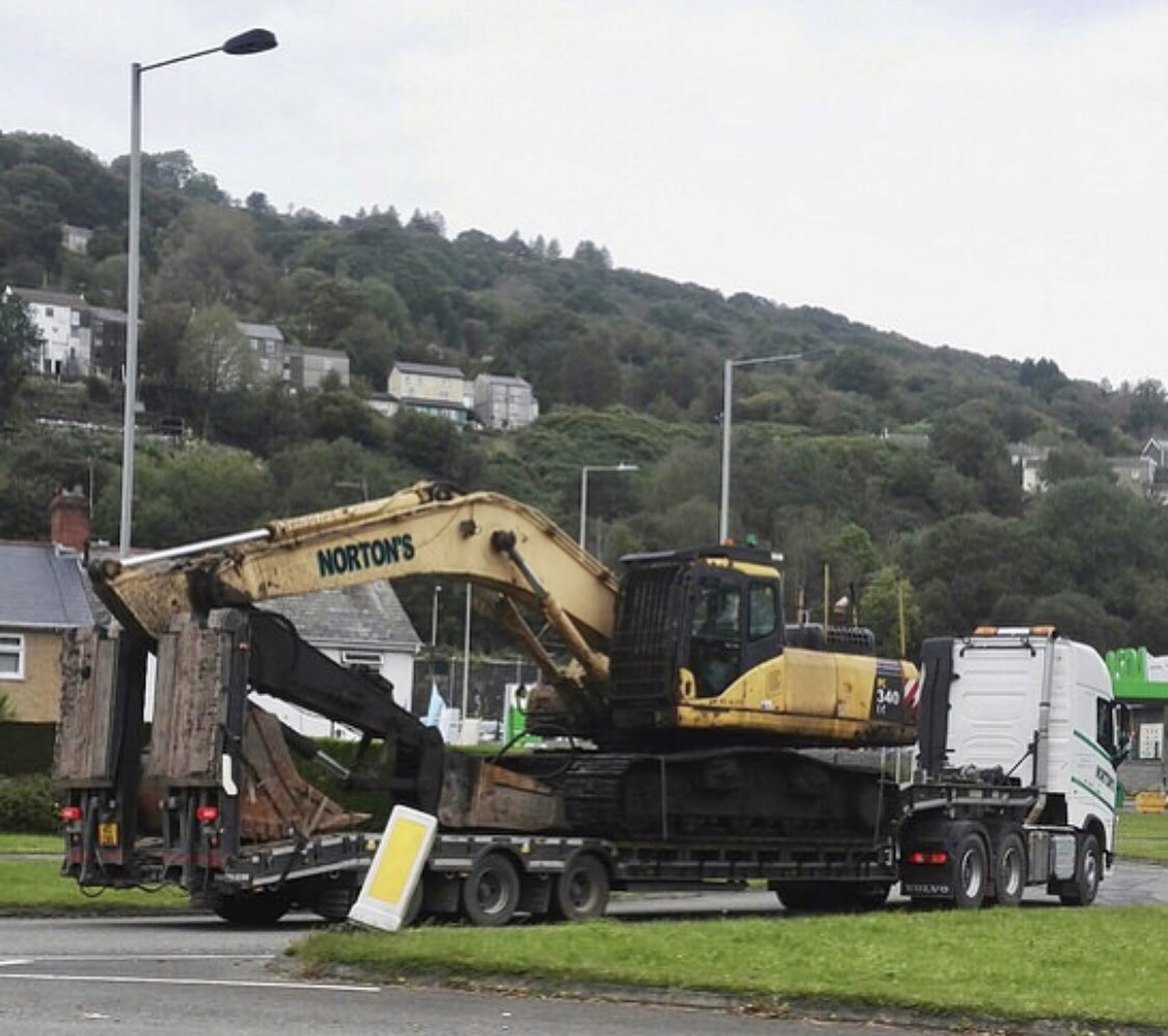 Spotted! Back to the yard and straight to the wash bay🧼 #Nortons #PlantHire #HeavyPlant #Haulage #LowLoader