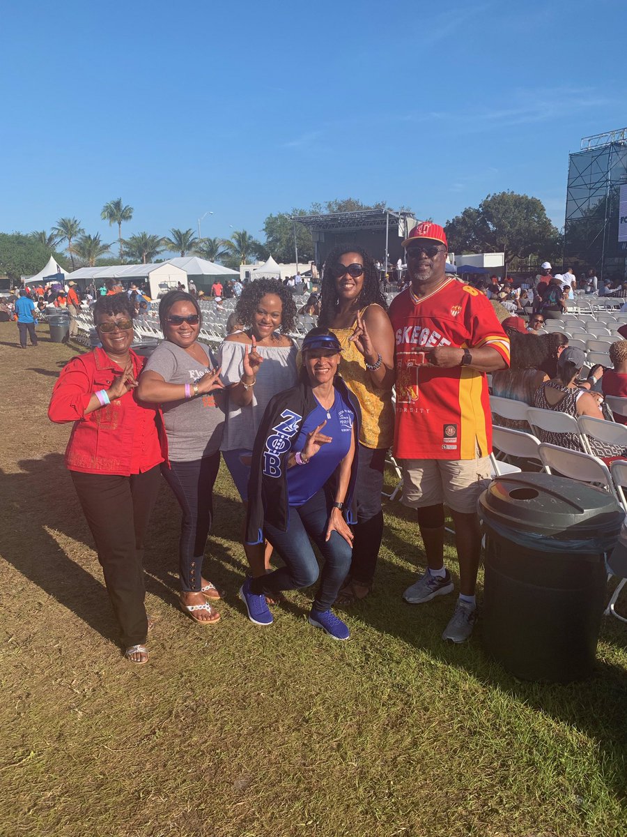 SimplyMsK's tweet image. Zeta Phi Beta Sorority, Inc. and Phi Beta Sigma Fraternity, Inc. enjoying @jazzgardens !!! #OnlyPhamily #ZPBS #BlueAndWhiteFamily