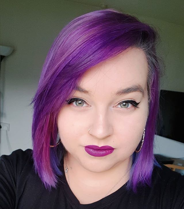 BethElizabethuk's tweet photo. Decided to have a change from the pink. Whacked some dye on and hoped for the best. Absolutely loving the purple.
#PurpleHair #BrightHair #DyedHair #ColouredHair #ColourFreedom #selfie #MermaidHair #BrightLipstick #Mermaid #plussizestyle #Plussizeblogge… https://t.co/bplMTcAdol https://t.co/oFEvaUj92t