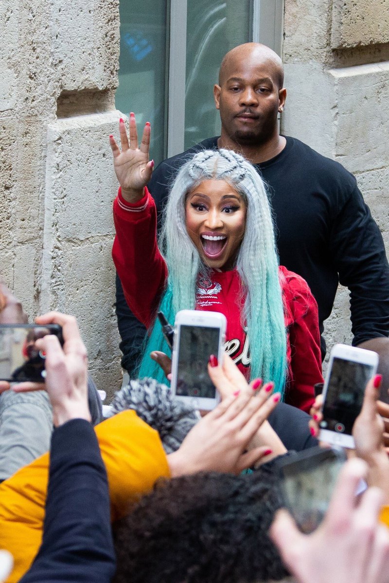 NickiReigns's tweet image. .@NICKIMINAJ in Bordeaux, France.