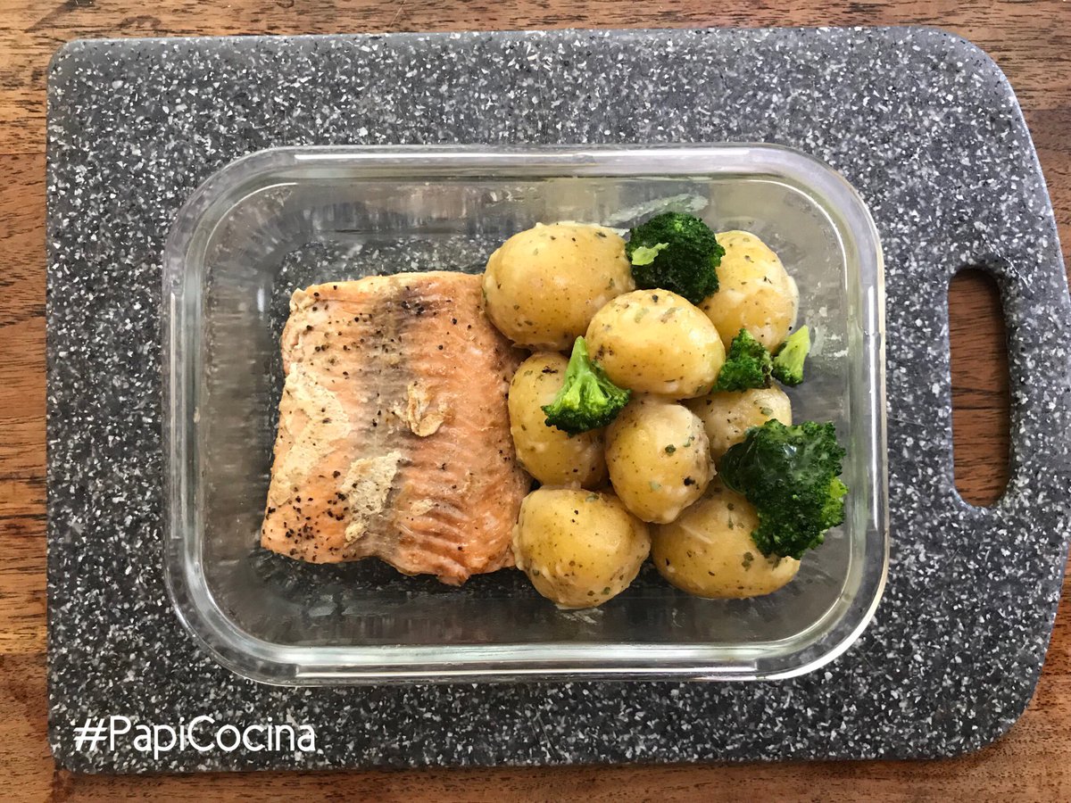 PapiCocina's tweet photo. Salmón con papas en ajo con brócolis... para llevar!!! #PapiCocina #food https://t.co/2vsb2yp5v1