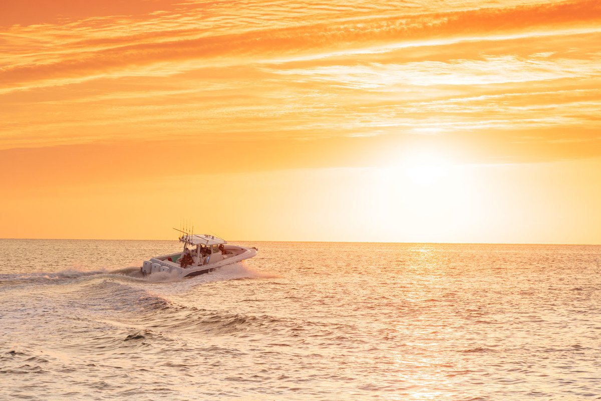 Unreal views. Taking it all in from the helm of the 39 Speciale. 
.
.
.
.
.
#hcbyachts #sunset #yacht #yachtlife #lux #luxury #centerconsole #yamaha #engine #fishing #boating #boat #offshore #cruise #chillin #ocean